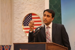 Interfaith Youth Corps Founder Eboo Patel shares stories from his childhood and recent book. "Our country is molten, and ready to be reshaped," Patel said.